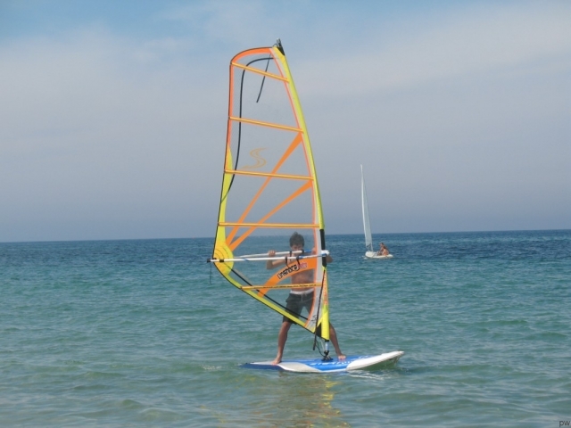 Ragazzo in windsurf